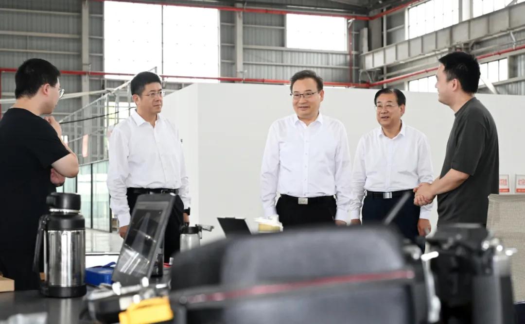 8月11日,省委书记梁言顺随机来到安徽智鸥驱动科技有限公司,仔细询问产品研发、市场销售等情况。