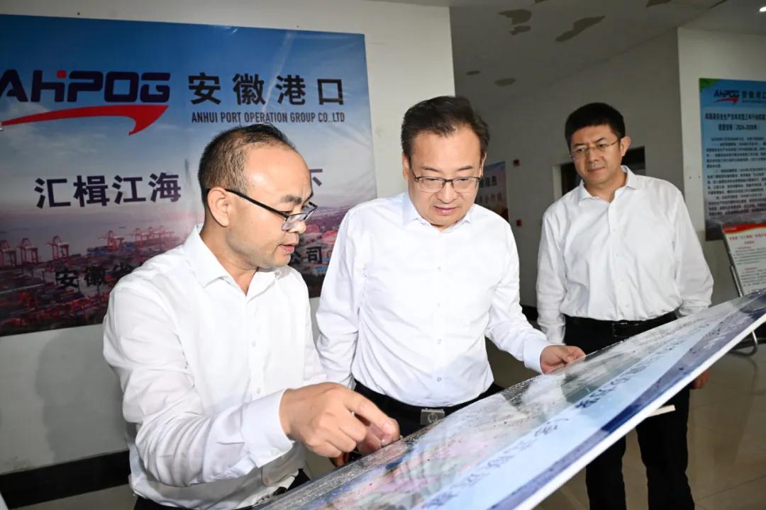 8月11日,省委书记梁言顺深入马鞍山市郑蒲港港区,详细了解港口规划建设运营情况。