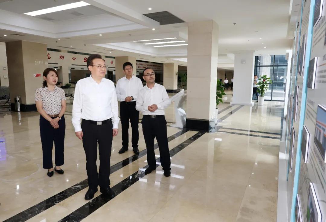 8月11日,省委书记梁言顺随机来到马鞍山综合保税区通关服务大厅,认真听取保税区建设发展情况介绍。