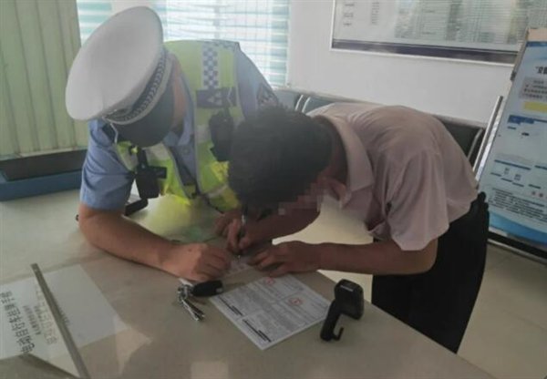 烟台一男子喝完酒 开车去交警队处理违章 2年内开不了车了