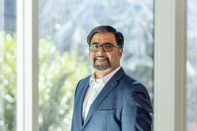 图：亚马逊云科技生成式AI创新与交付团队负责人Taimur Rashid