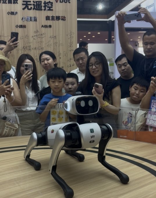 维他动力展台观众与机器狗“大头”互动