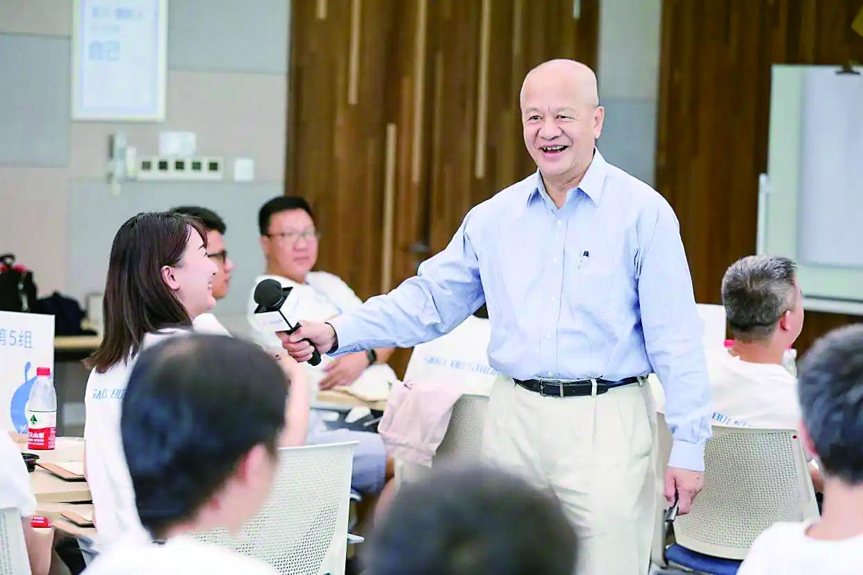 关明生先生给员工授课