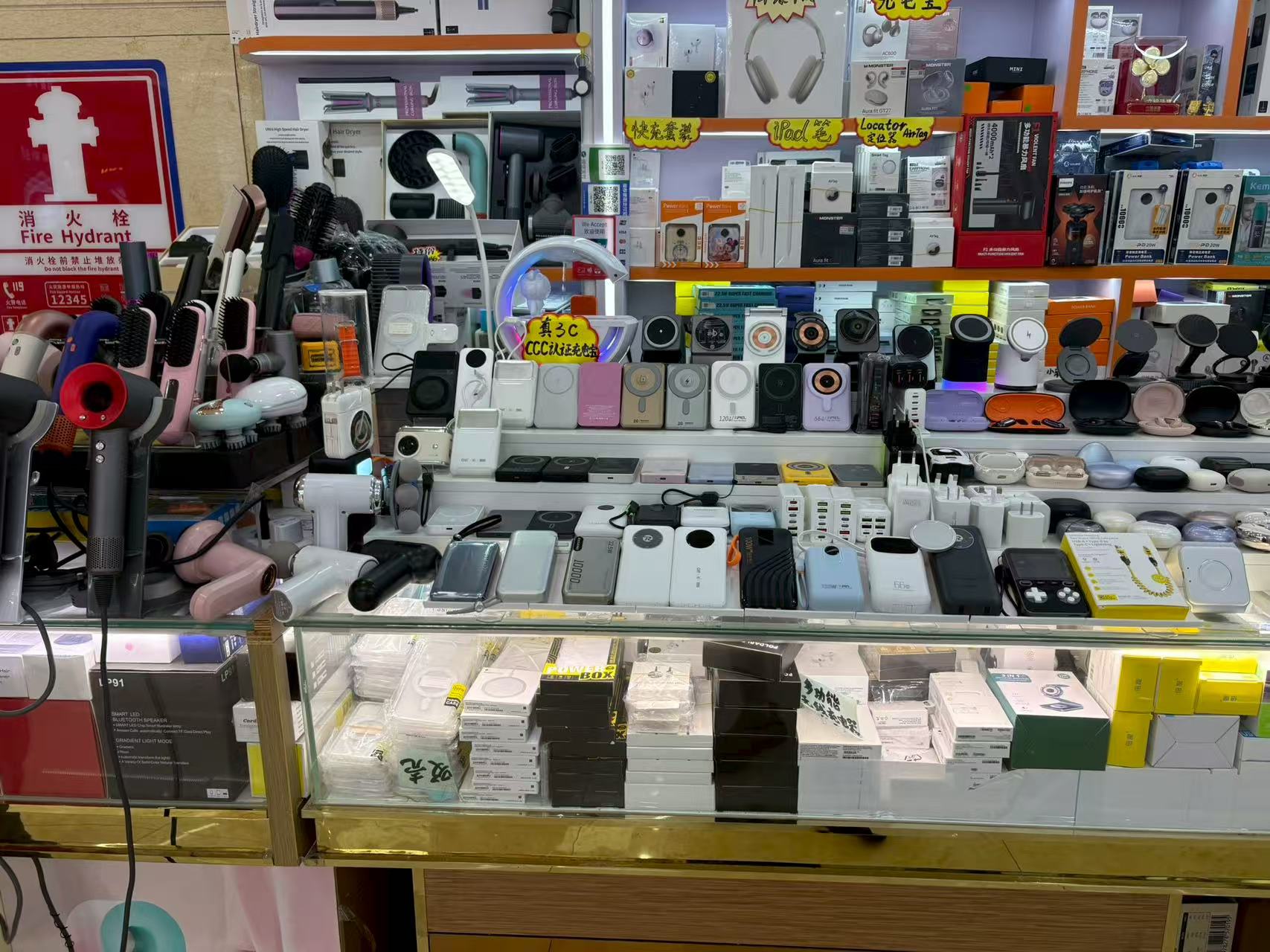 在售充电宝绝大多数已获3C认证 时代周报记者/摄