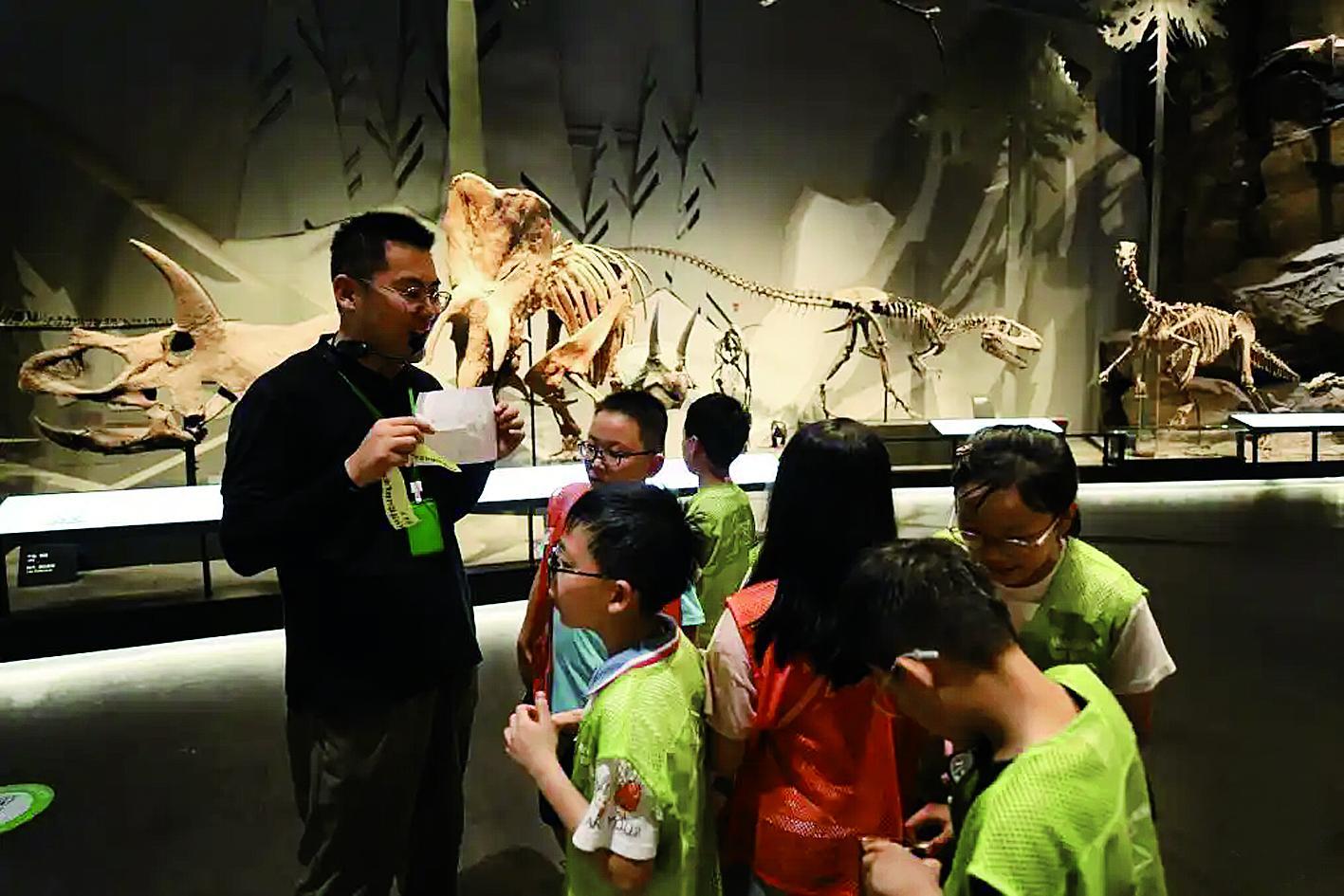 ▲带队老师向孩子们介绍夜游规则 新华社发