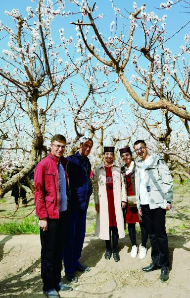     龙吉克一家人合影。受访者供图