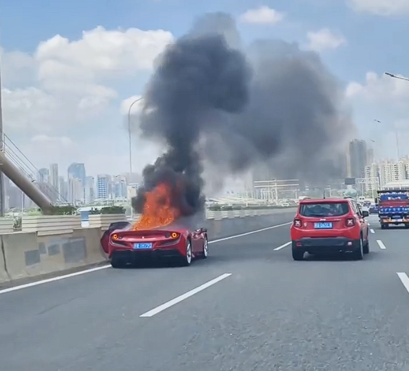 几百万没了！法拉利超跑高架上起火自燃被烧成空壳