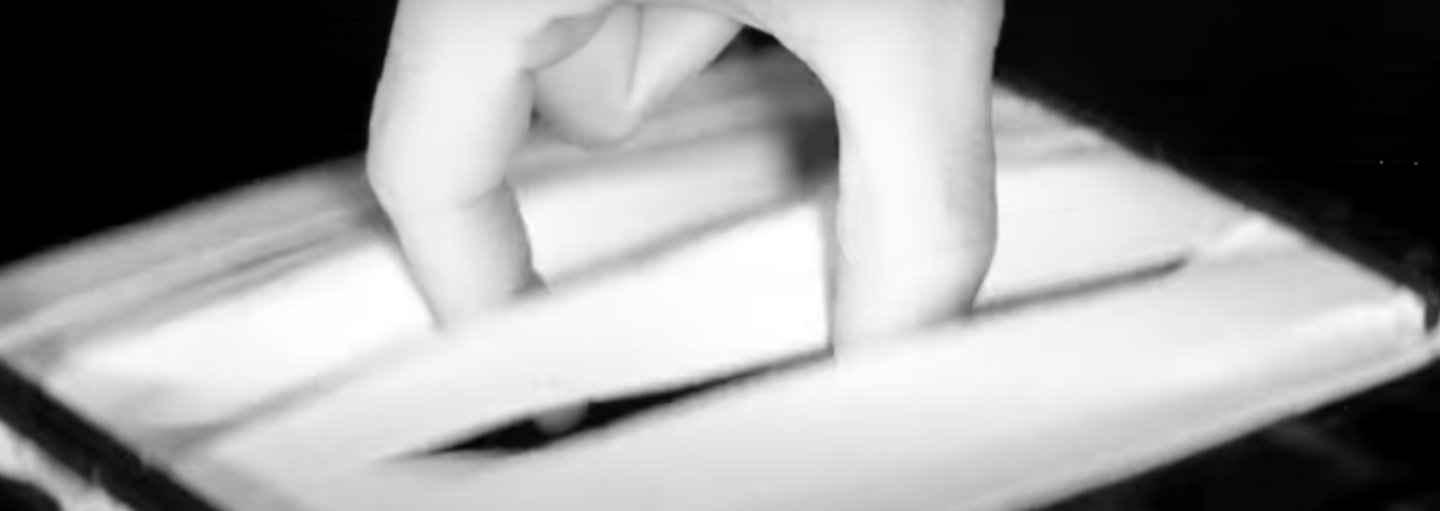 ▲ 本质上是投影仪投影到高速运动的漫射材料上，以实现 3D 全息效果