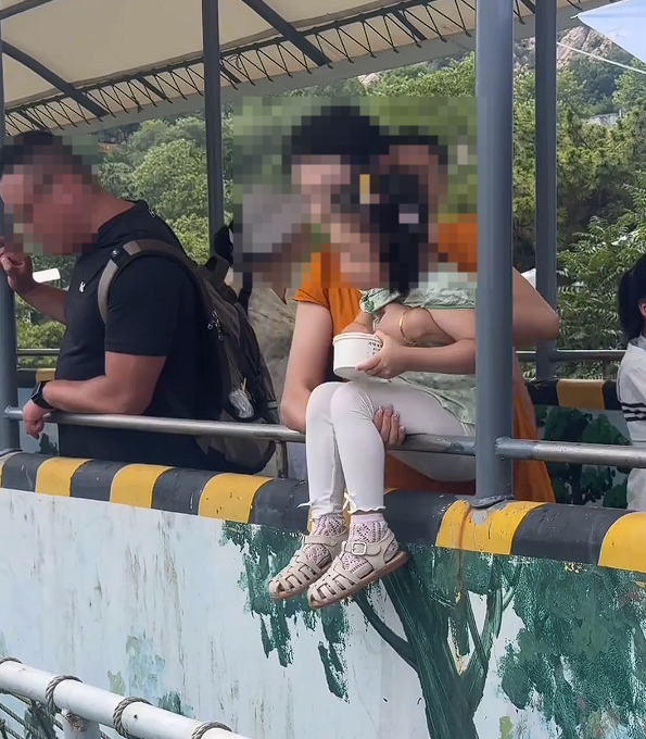 女子抱闺女探出护栏喂老虎被批不安全 本人：不要操不该操的心