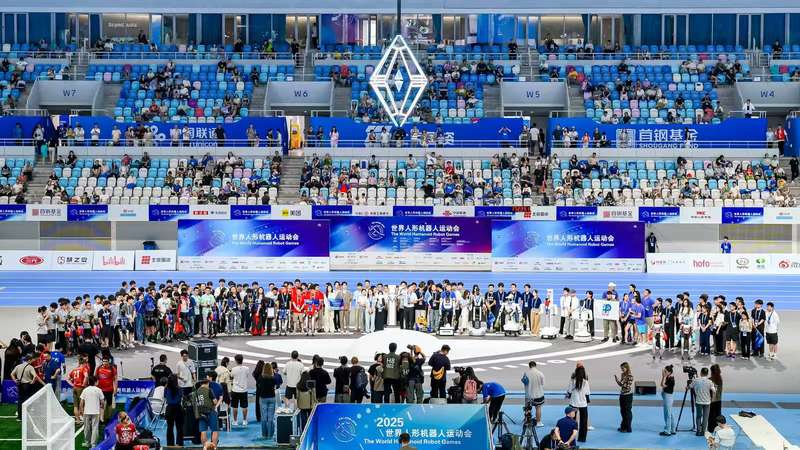 ▲2025年8月17日下午，2025世界人形机器人运动会圆满闭幕，“智芯”缓缓下沉将进行封存。图/主办方供图