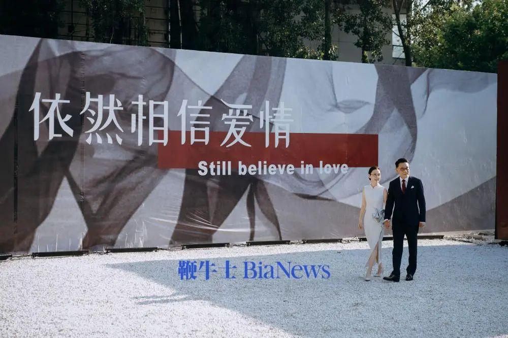 首先是一张新郎新娘的图片