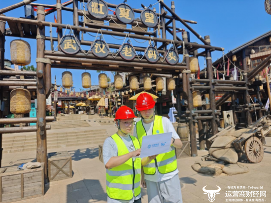 (湖北移动技术人员在“江夏里”景区进行网络优化)