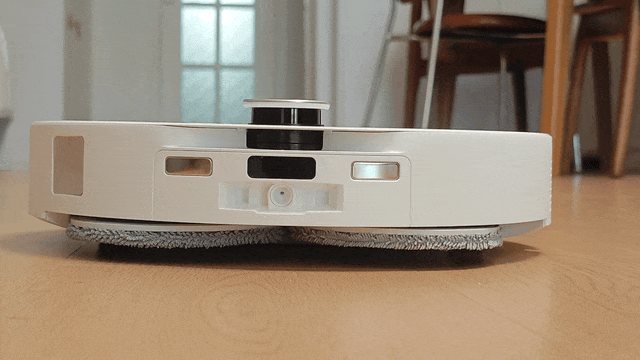 底盘升降 2.0 演示，可以看到就像是汽车的空气悬架，万向轮、动力轮都可以不同角度的升降