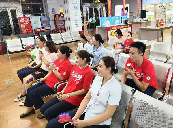 球迷在常州移动湖塘手机卖场服务厅观赛