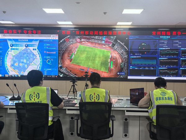 常州移动工作人员在现场调测网络