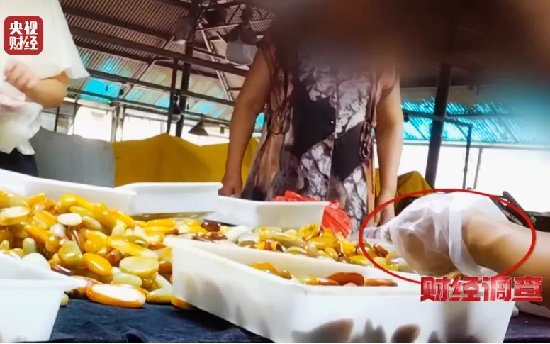 ▲用化学药剂染色的假籽料。图/央视财经视频截图