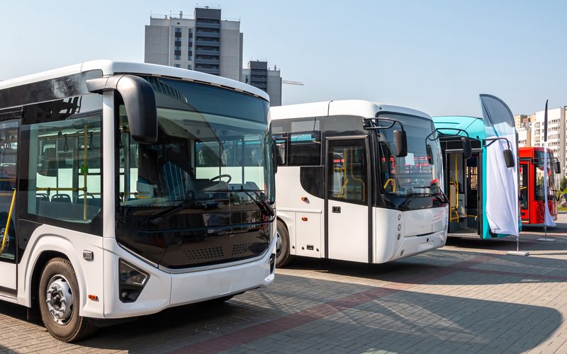 ▲资料图：某场地内停着的大巴车。图/IC photo