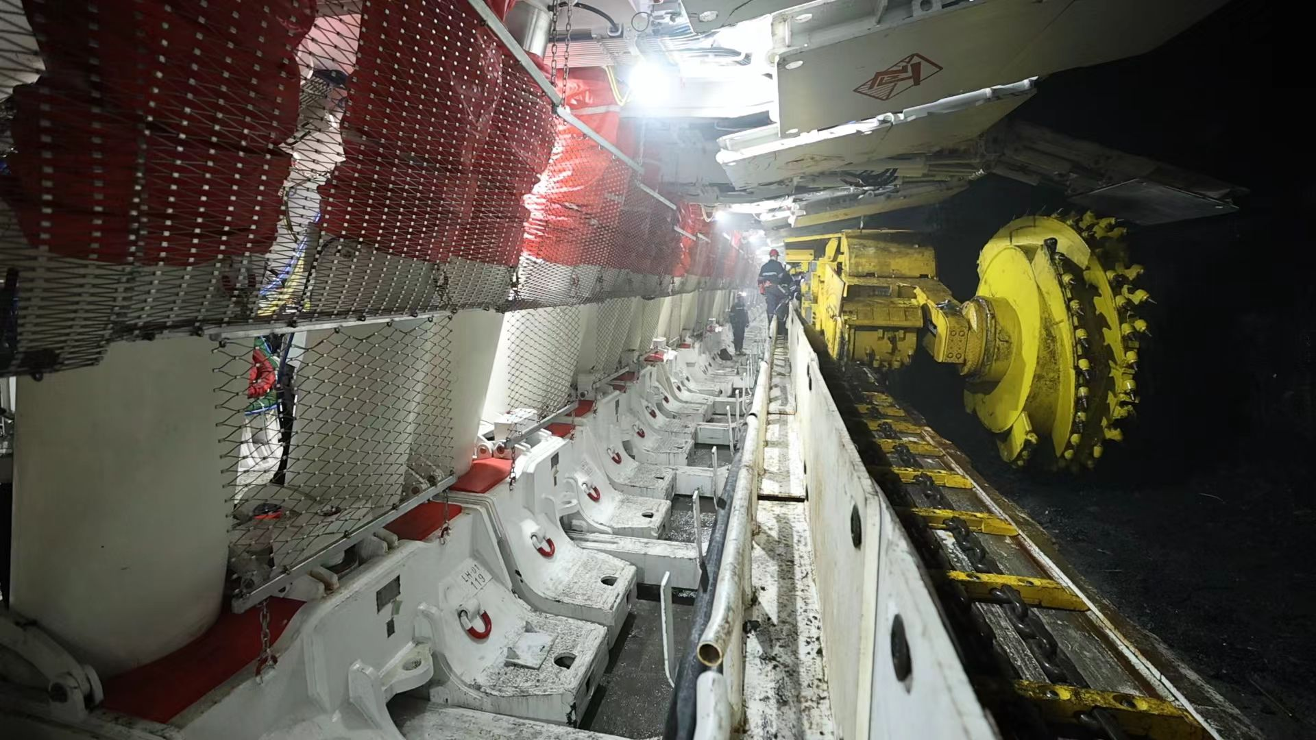 "综采队转载机司机贺宇宇说.为将安全管理渗透到每个环节