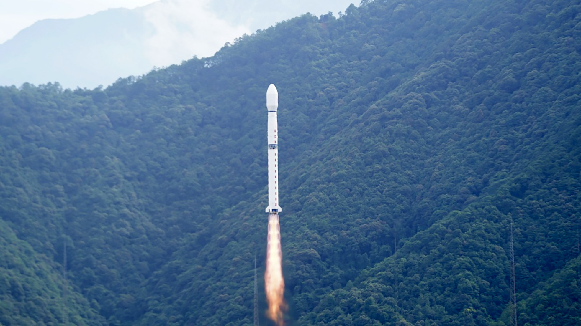 我国成功发射试验三十号卫星01、02星