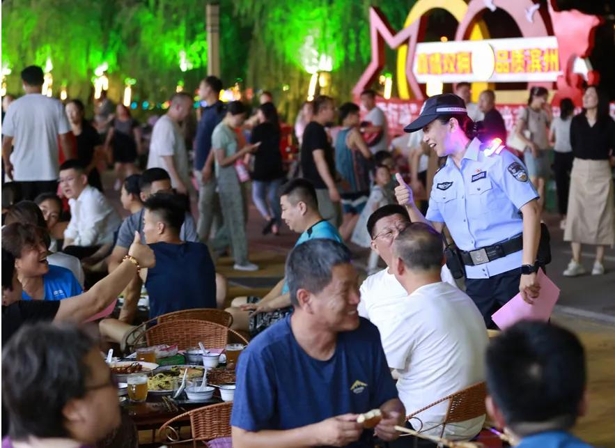 夜市巡逻，护航夜经济（李默 摄）