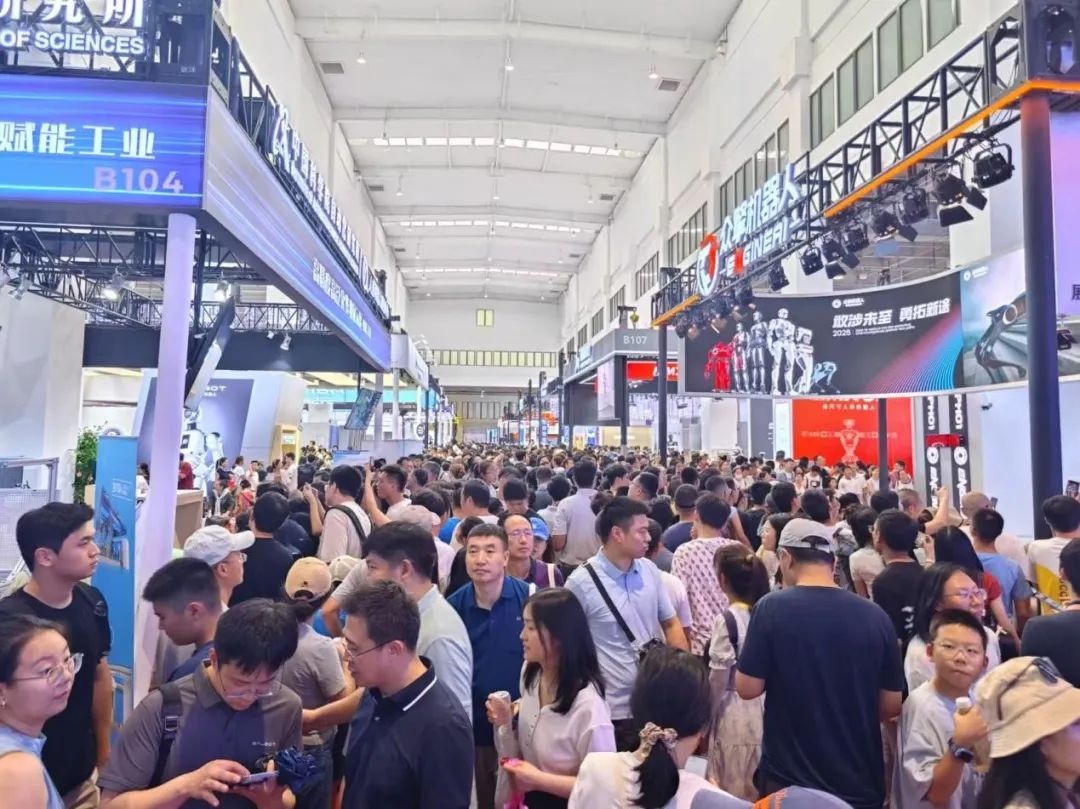 （8月初的WRC，会场里的人群一眼不到头 图源：投中网）