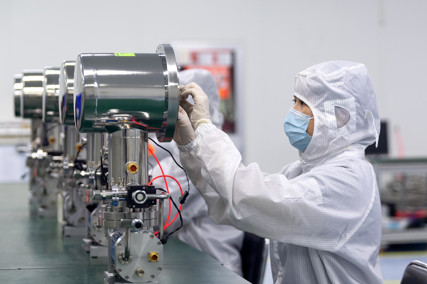 万瑞冷电技术人员正在调试新一代智能型超高冷泵核心部件。以上图源：万瑞冷电