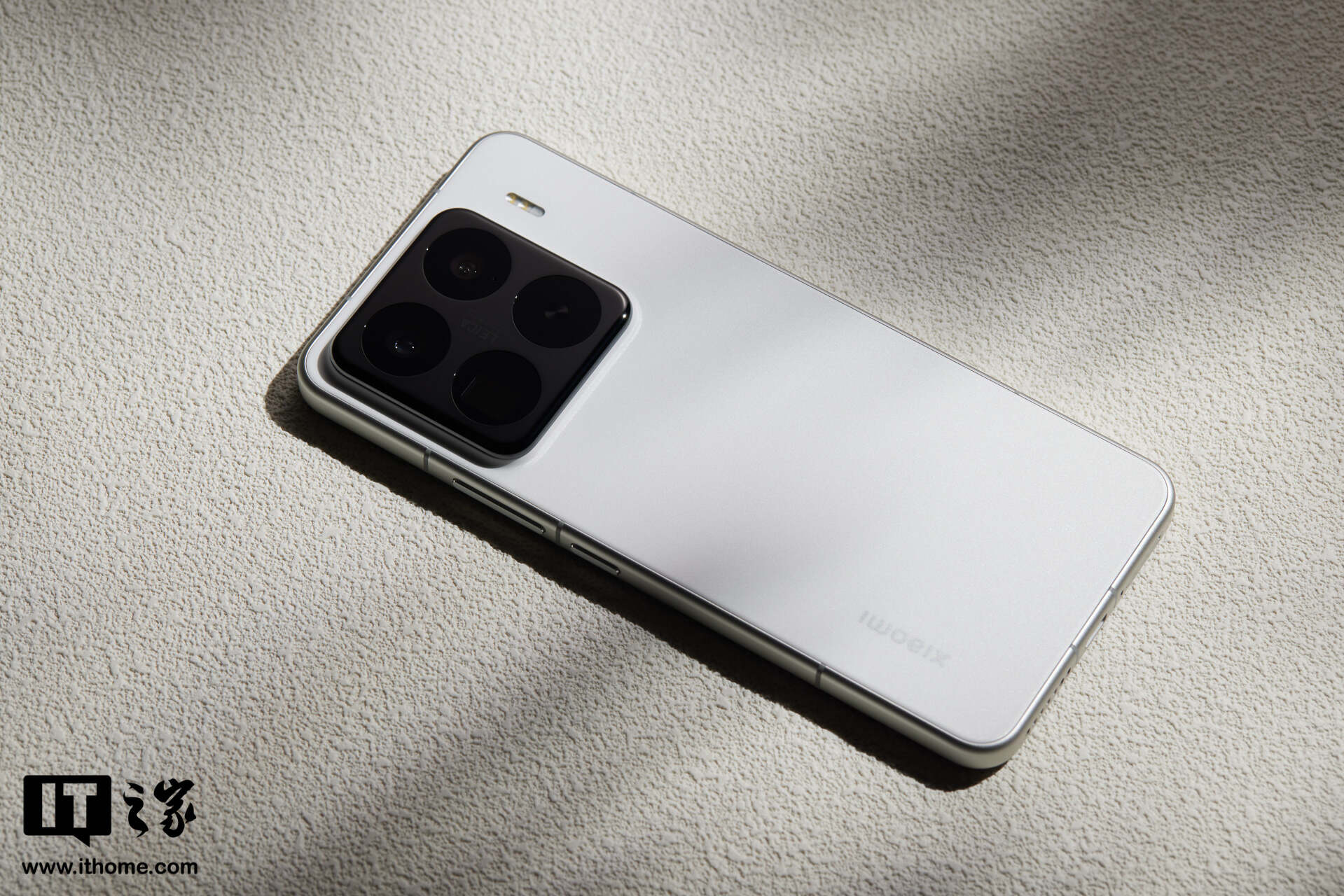 ▲ IT之家实拍：小米 15 Pro 手机，下同