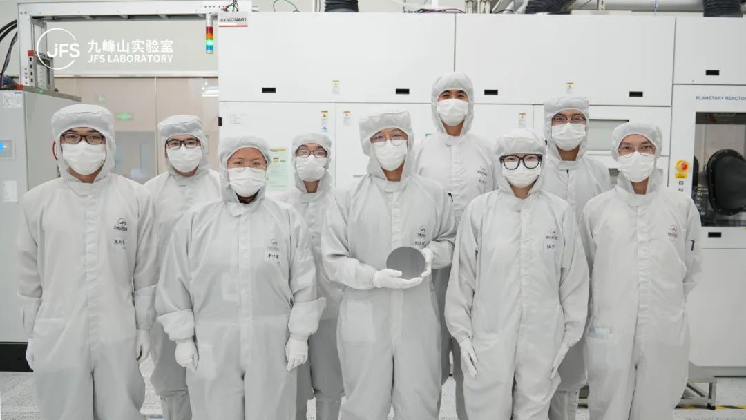 ▲ 九峰山实验室外延工艺团队