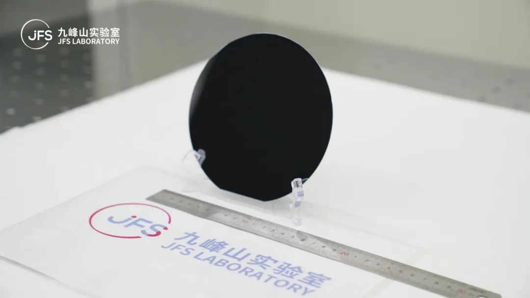 ▲ 九峰山实验室 6 英寸磷化铟 PIN 探测器外延片