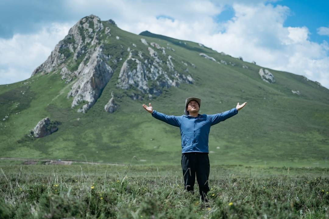 △大学生公保加，在草原深处经营小卖部，并成立了快递驿站。张建 摄