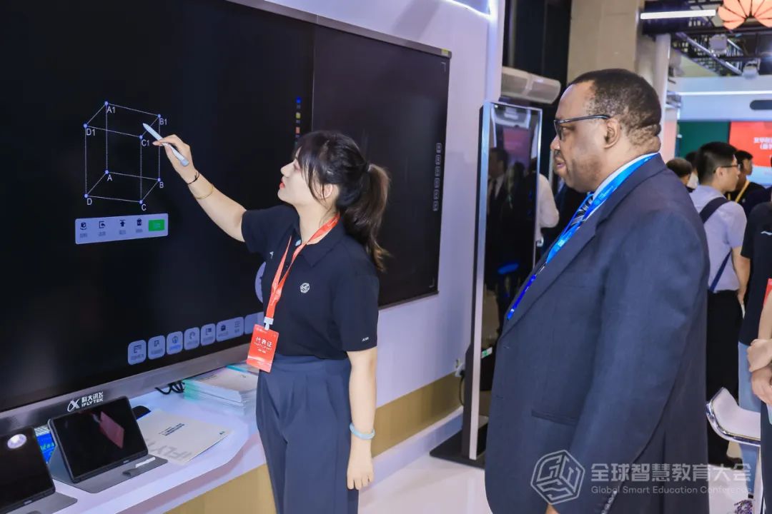 2025全球智慧教育大会:科大讯飞展示“AI+教育”双向赋能新范式|智慧教育_新浪财经_新浪网