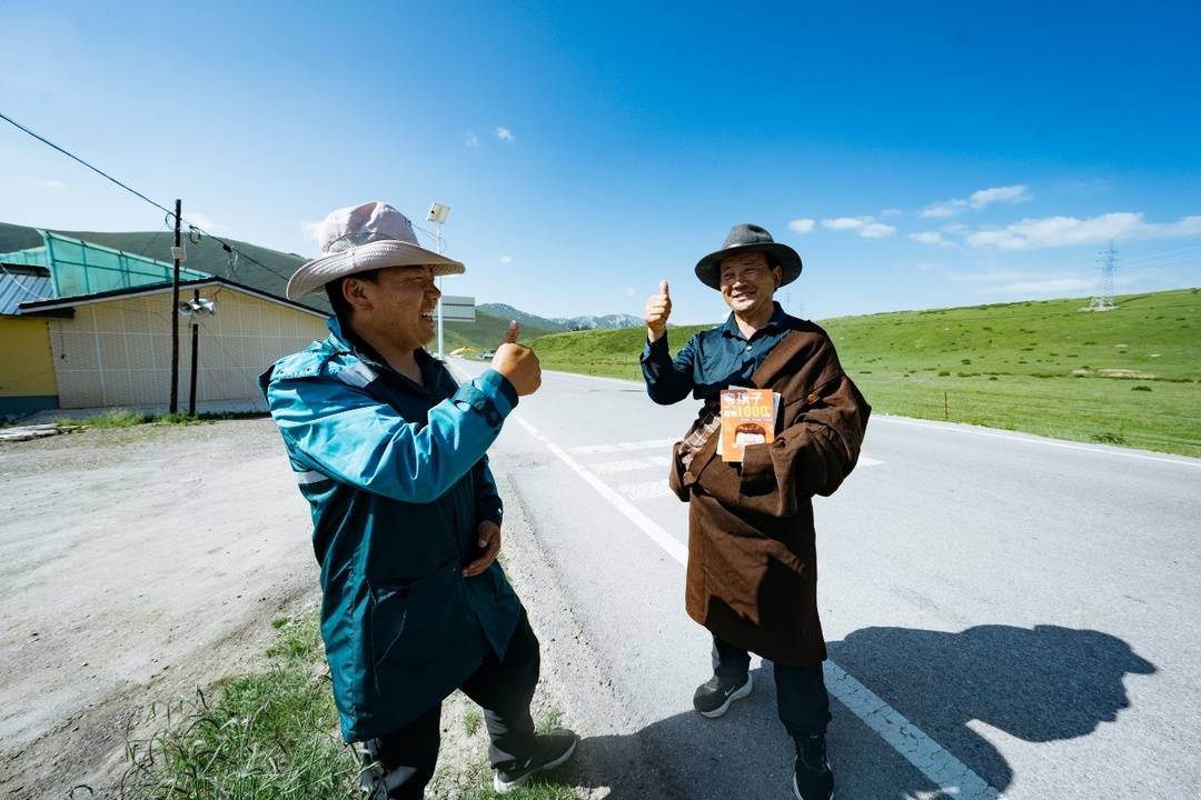 △如今，夏吾特村附近的村民们已习惯通过网购下单需要的东西。张建 摄