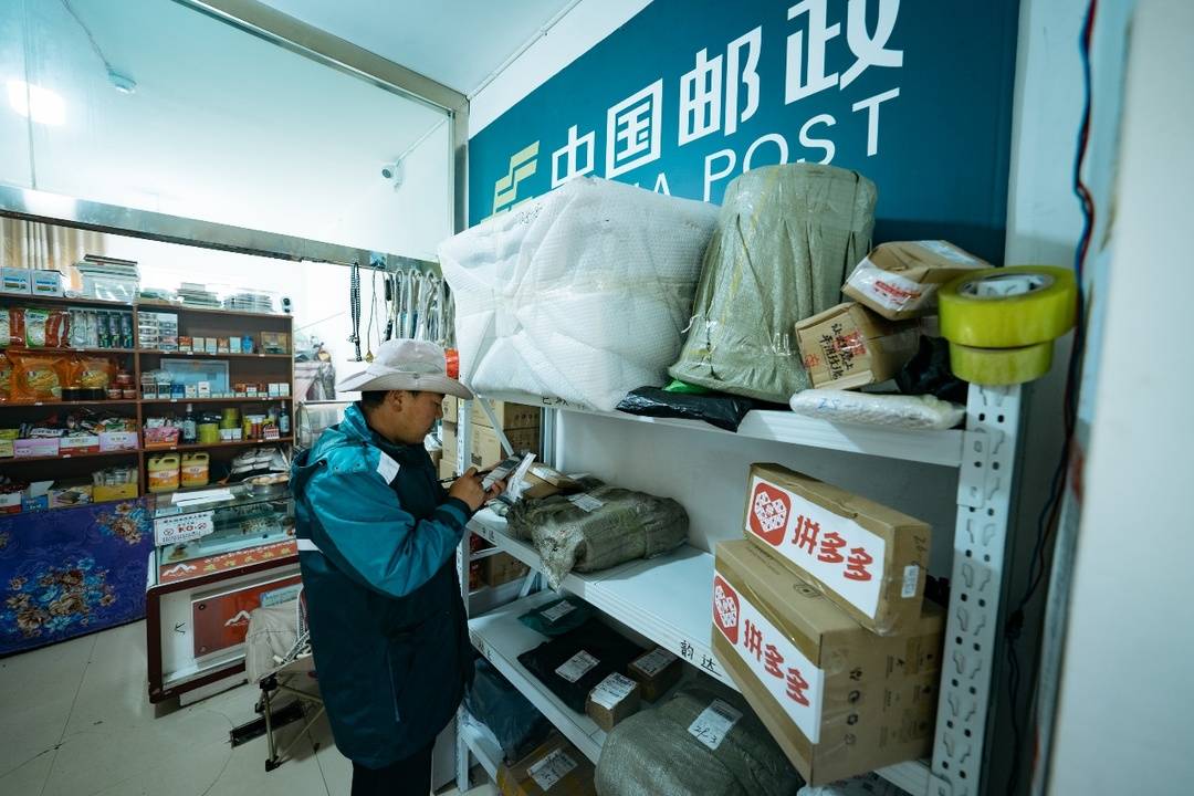 △公保加在超市旁边开的驿站，成为远近村民网购下单的地址。张建 摄