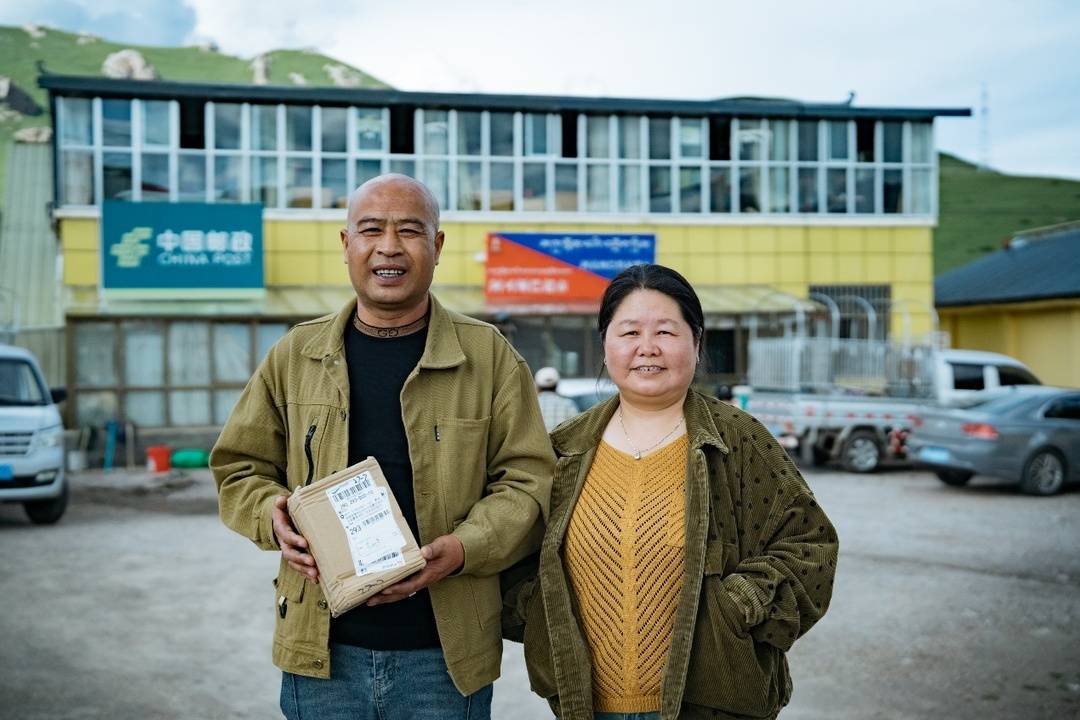 △夏吾特村村民李明善夫妻前往阿克顿巴超市取快递。张建 摄