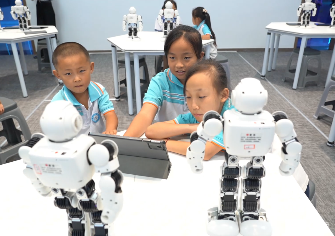 学生体验人工智能项目课程。