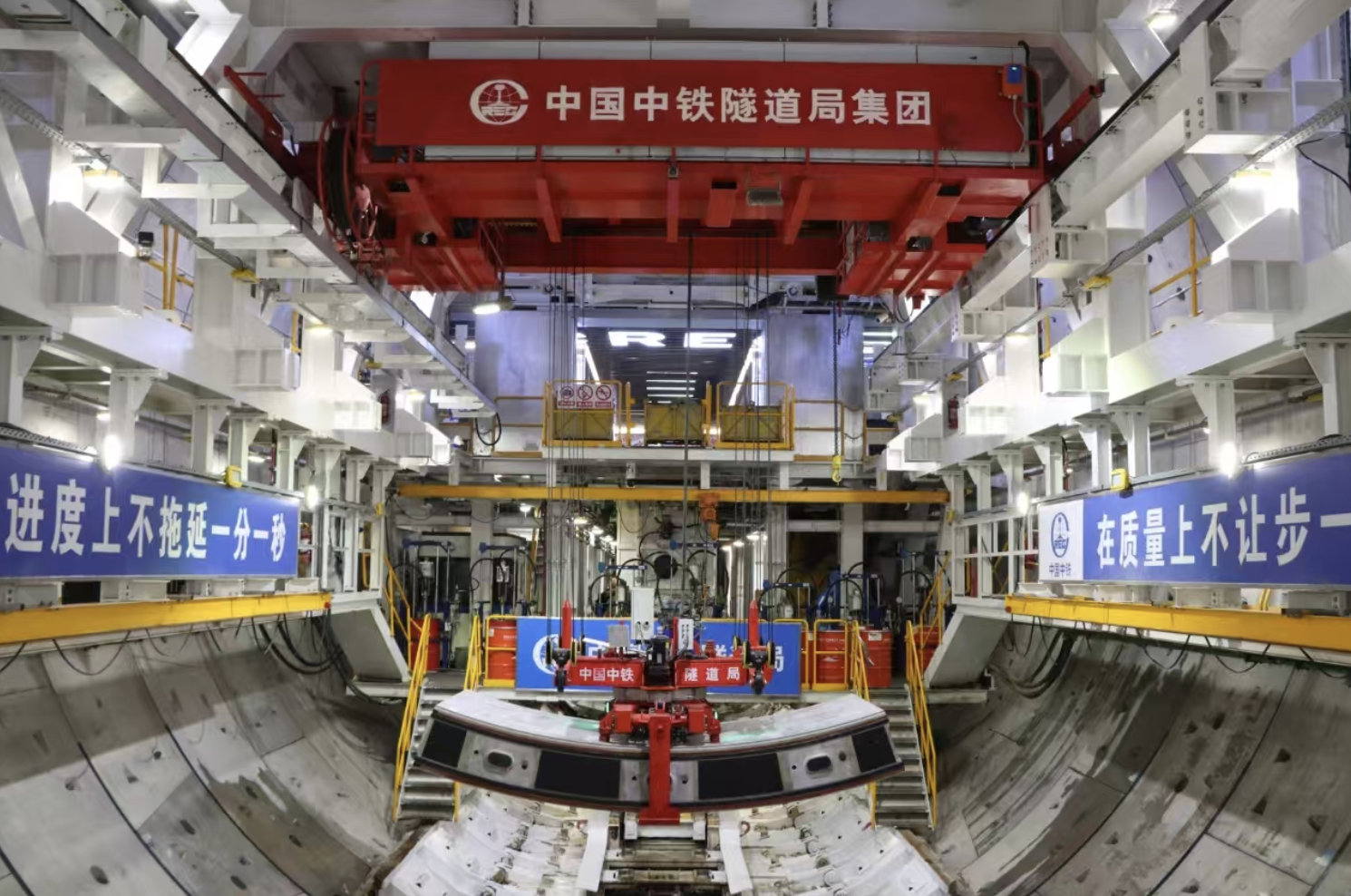 世界最大直径高铁盾构隧道——中铁隧道局崇太长江隧道应用“领航号”盾构机。王元鹏 摄