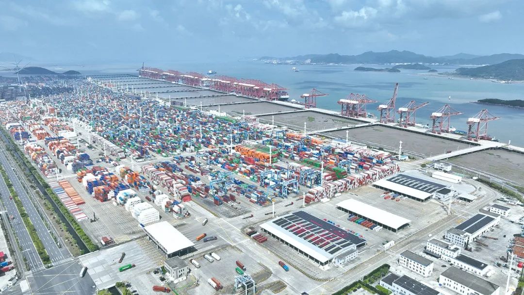 繁忙作业中的宁波舟山港梅山港区