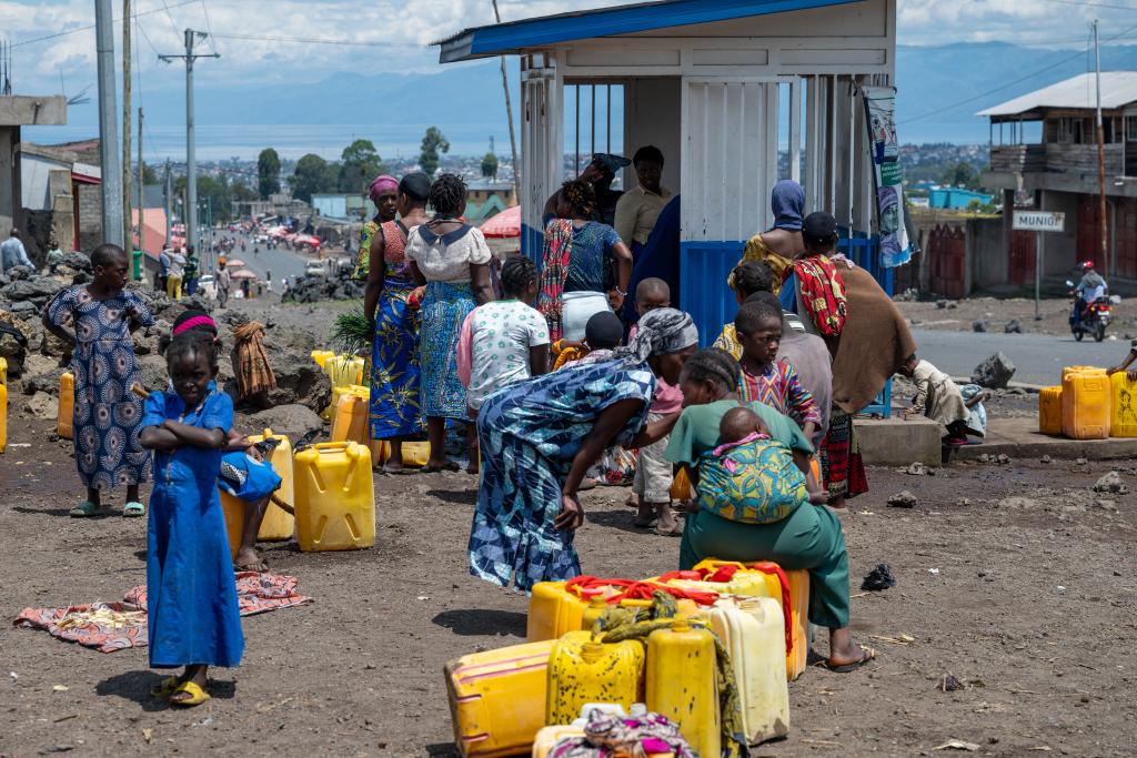 　　5月6日，在剛果（金）東部北基伍省戈馬市郊，流離失所者在原營地附近的一處取水點(diǎn)等待取水。新華社記者鄭揚(yáng)子攝