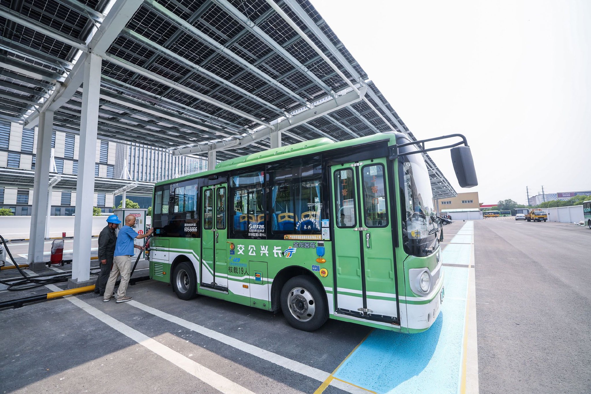 图为湖州长兴公交总站光储充一体化公交充电站。资料照片