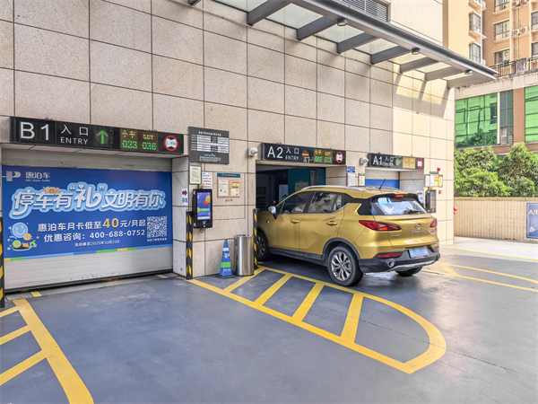 市民使用滨江公园智慧停车场停车，该停车场为立体停车库。