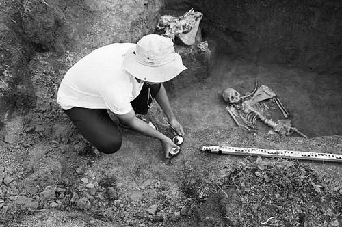 ▲考古人员发现“头蹄葬”。