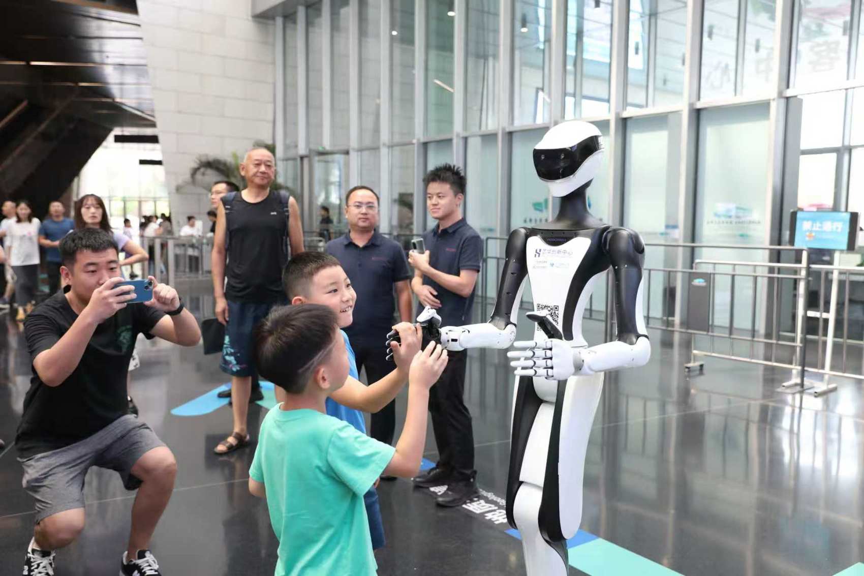 超拟人人形服务机器人