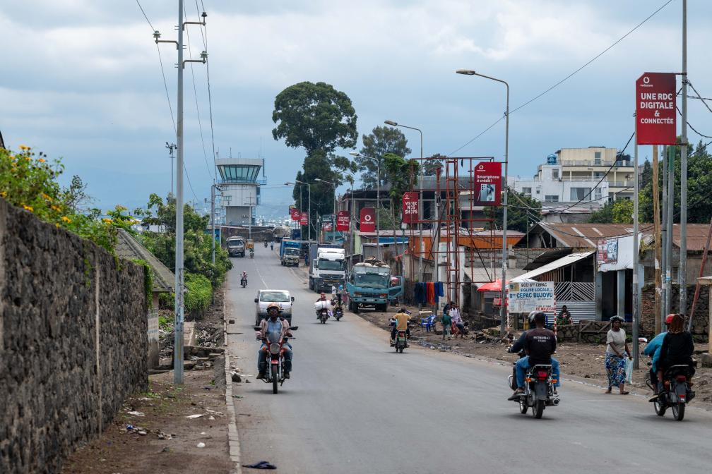 這是5月5日在剛果（金）東部北基伍省戈馬市拍攝的市中心街道和遠(yuǎn)處的機(jī)場塔臺(tái)。新華社記者鄭揚(yáng)子攝
