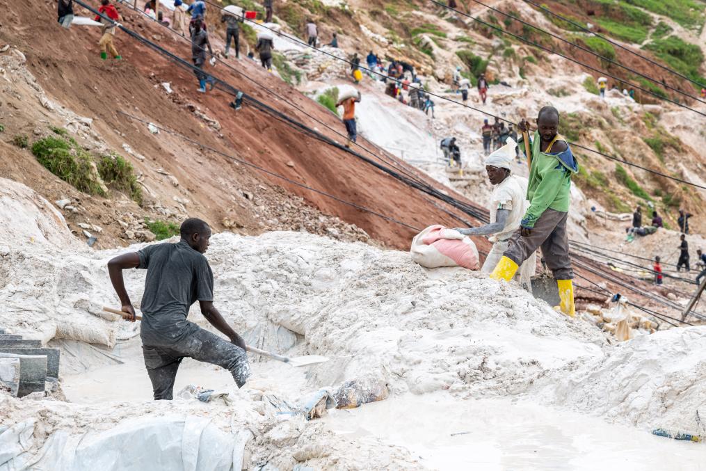 5月7日，礦工在剛果（金）東部北基伍省魯巴亞的鈳鉭礦區(qū)勞作。新華社記者鄭揚(yáng)子攝