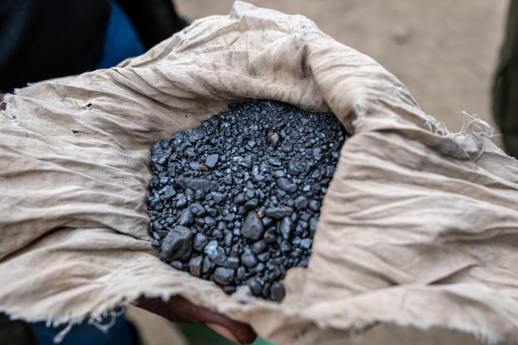 這是5月7日在剛果（金）東部北基伍省魯巴亞的鈳鉭礦區(qū)拍攝的開采出的鈳鉭礦石。新華社記者鄭揚(yáng)子攝