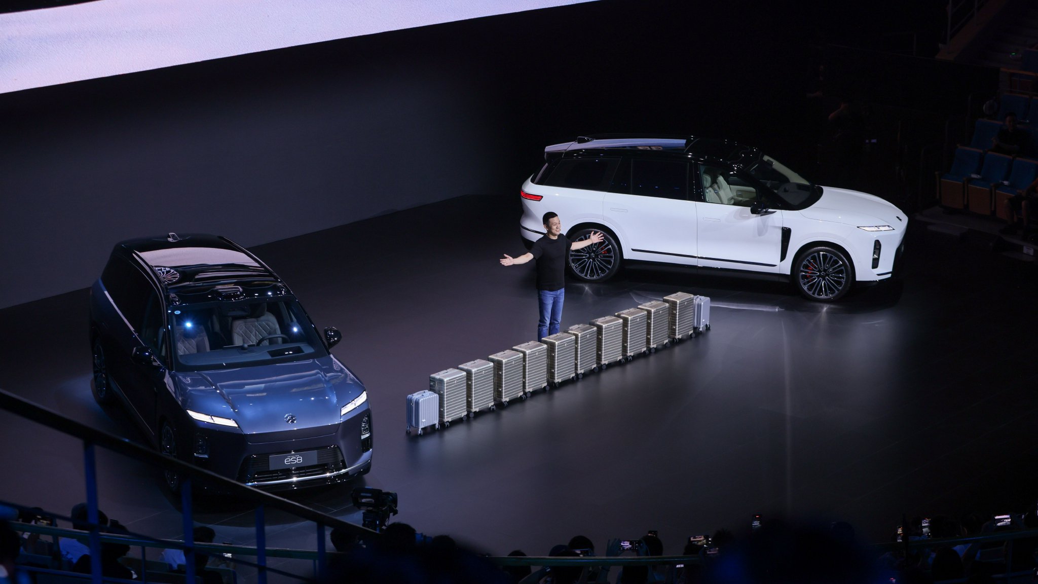 李斌现场展示全新 ES8 的装载能力 | 图片来源：蔚来
