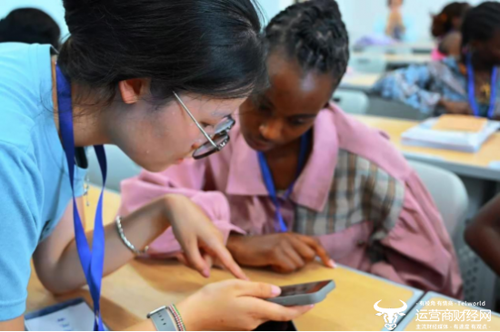 (中国移动武汉关南营业厅工作人员向肯尼亚留学生提供电话卡办理服务)