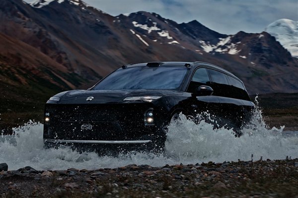 李斌妻子换上全新蔚来ES8：开着老公造的车安心