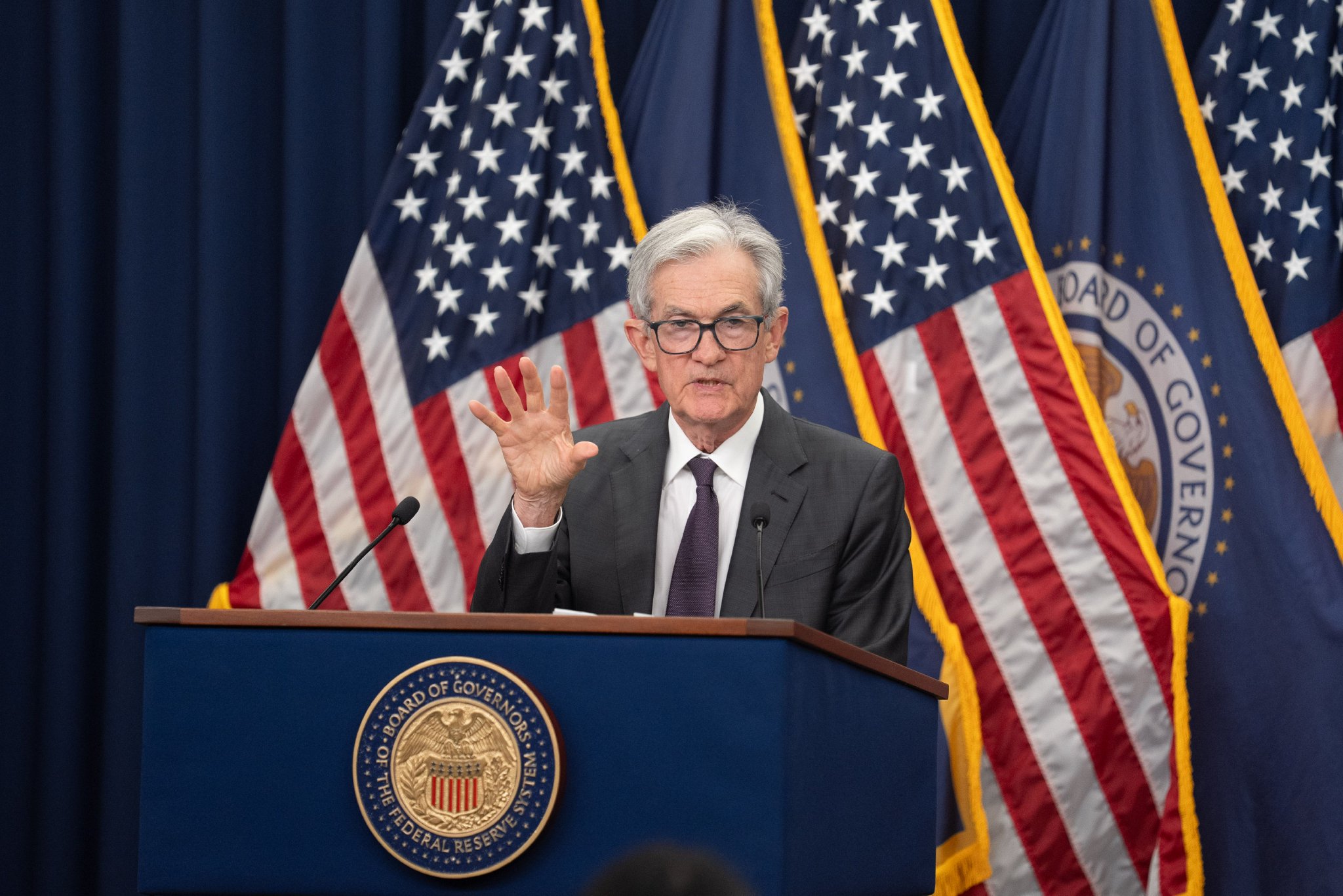 7月30日，美国联邦储备委员会主席鲍威尔在华盛顿出席记者会。新华社记者胡友松摄