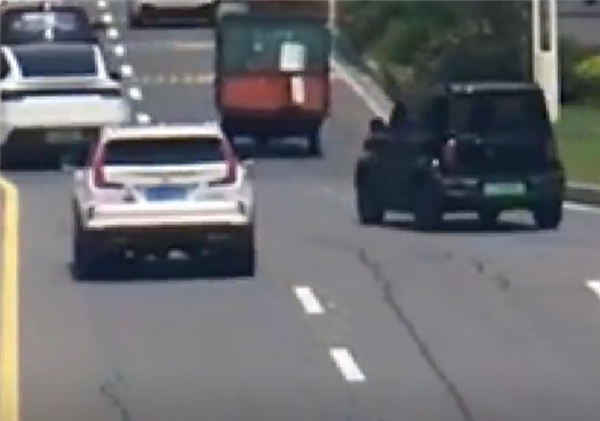 开车入主路连变两车道剐蹭被判全责 女子不服：我是外地的 我要维权